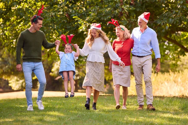 Mehrgenerationenfamilie Feiert Weihnachten Mit Nikolausmützen Und Geweihen Auf Dem Land — Stockfoto