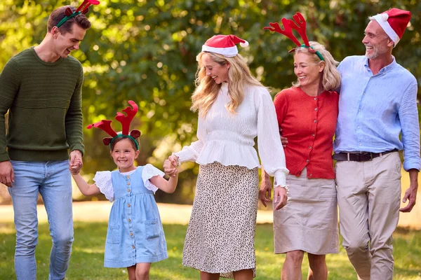 Multigenerační Rodina Slaví Vánoce Sobě Santa Klobouky Antlers Walking Countryside — Stock fotografie