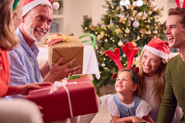 Mehrgenerationenfamilie Feiert Weihnachten Hause Mit Nikolausmützen Und Geweihen — Stockfoto