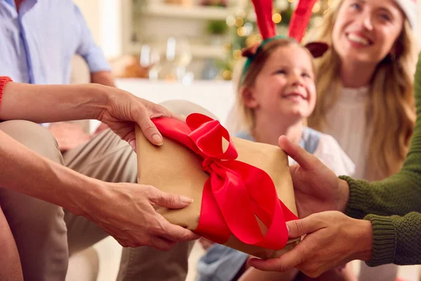 Primer Plano Familia Multigeneracional Celebrando Navidad Casa Regalos Apertura —  Fotos de Stock