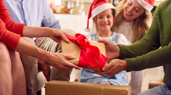 Close Van Multi Generatie Familie Vieren Kerstmis Thuis Opening Cadeautjes — Stockfoto