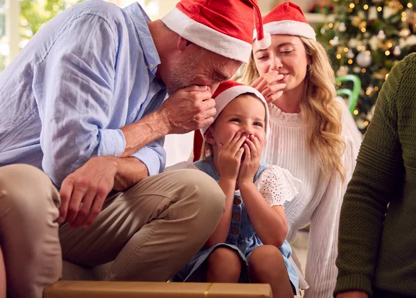 Família Multi Geração Comemora Natal Casa Vestindo Chapéus Santa Presentes — Fotografia de Stock