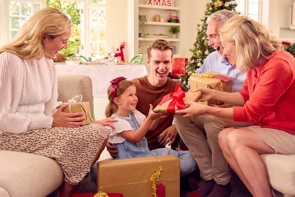 Mehrgenerationenfamilie Feiert Weihnachten Hause — Stockfoto