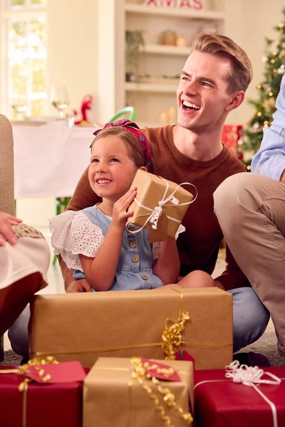 Multi Generation Familie Viert Kerstmis Thuis Opening Cadeautjes Samen — Stockfoto