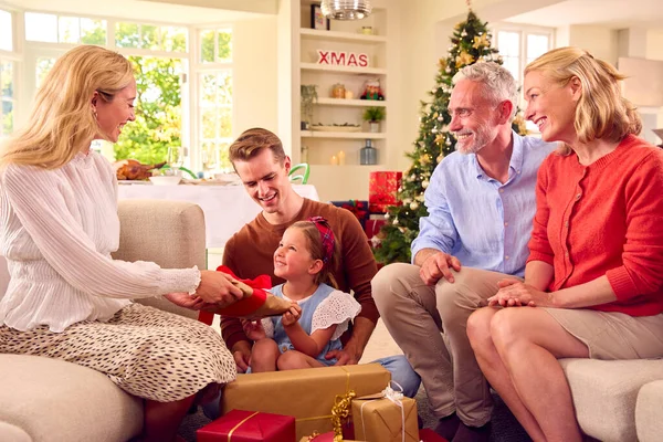 Familia Multigeneracional Celebrando Navidad Casa Regalos Apertura Juntos —  Fotos de Stock