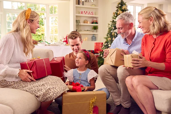 Multi Generation Οικογένεια Γιορτάζει Χριστούγεννα Στο Σπίτι Εγκαίνια Δώρα Μαζί — Φωτογραφία Αρχείου