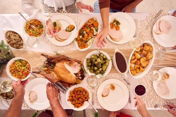 Mehrgenerationenfamilie Feiert Weihnachten Hause Während Der Großvater Der Türkei Dient — Stockfoto