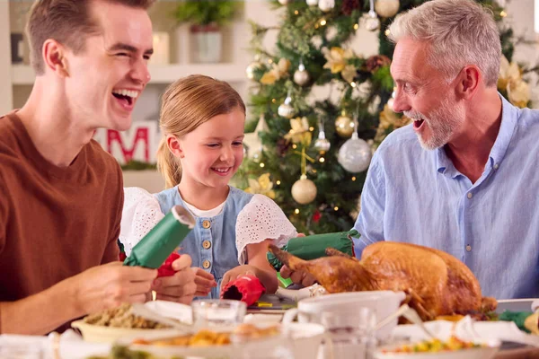 Multi Generatie Familie Vieren Kerstmis Thuis Trekken Crackers Voor Het — Stockfoto