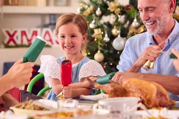Multi Generation Οικογένεια Γιορτάζοντας Χριστούγεννα Στο Σπίτι Τραβώντας Crackers Πριν — Φωτογραφία Αρχείου