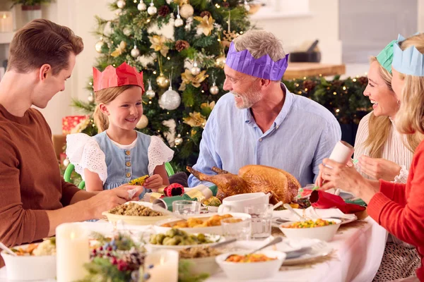 Mehrgenerationenfamilie Feiert Weihnachten Hause Und Öffnet Cracker Vor Dem Gemeinsamen — Stockfoto