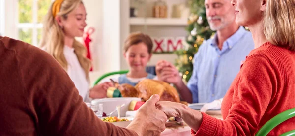 Familia Varias Generaciones Celebrando Navidad Casa Rezando Oración Antes Comer —  Fotos de Stock