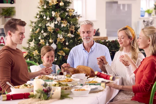 Famiglia Multi Generazione Che Celebra Natale Casa Preghiera Prima Mangiare — Foto Stock