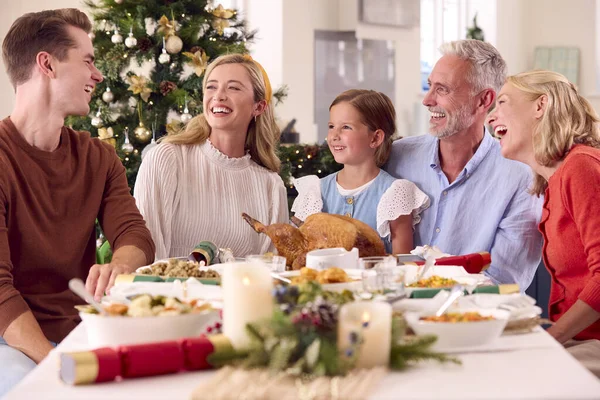 Több Generációs Család Ünnepli Karácsonyt Otthon Étkezés Együtt Asztal Körül — Stock Fotó