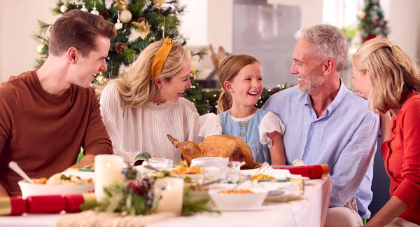 Família Várias Gerações Comemorando Natal Casa Comendo Refeições Juntos Torno — Fotografia de Stock