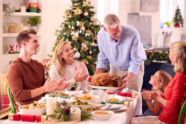 Família Várias Gerações Celebrando Natal Casa Com Avô Servindo Turquia — Fotografia de Stock