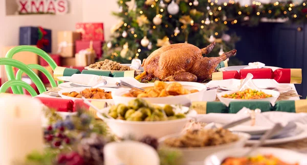 Kızarmış Hindi Süslemeli Sebzelerle Noel Yemeği Için Evde Hazır Bir — Stok fotoğraf