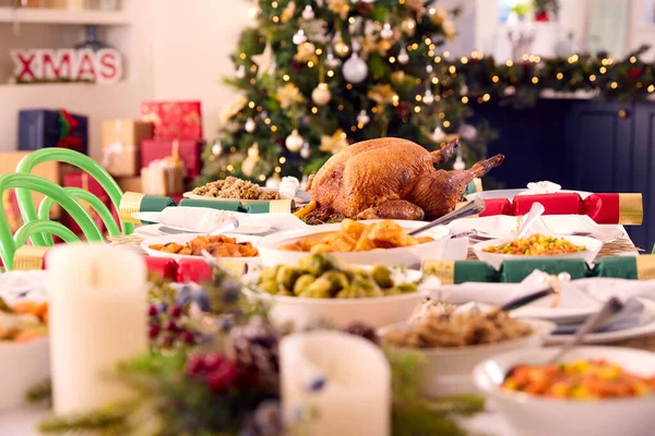 Stół Domu Zestaw Świątecznego Obiadu Pieczenią Turcja Warzywa Dekoracjami — Zdjęcie stockowe
