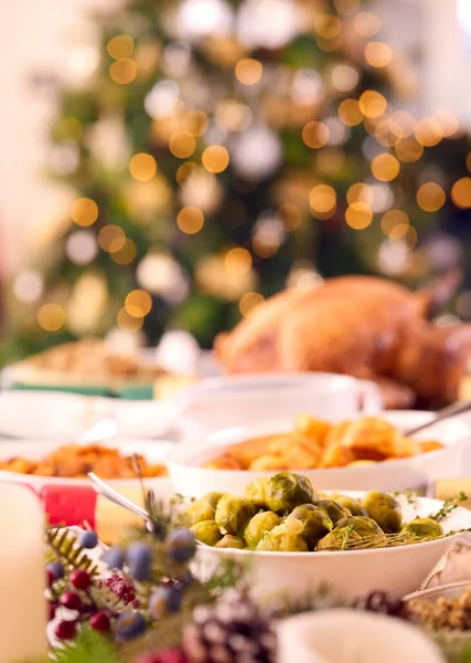 Tisch Hause Für Weihnachtsessen Mit Truthahnbraten Und Gemüse Mit Dekoration — Stockfoto