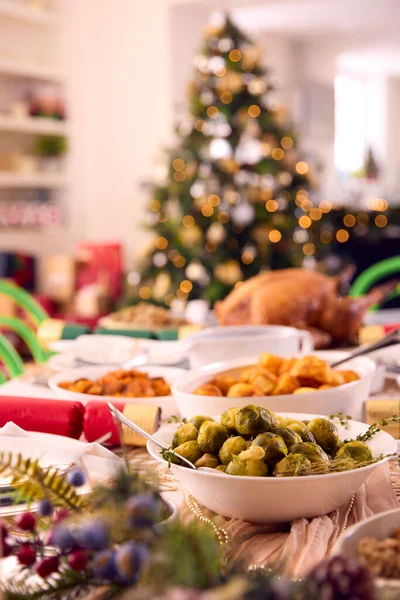 与烤土豆片和装饰蔬菜共进圣诞午餐的餐桌 — 图库照片
