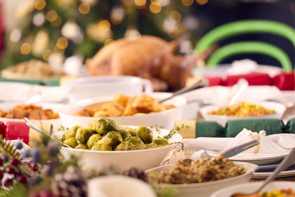 Tisch Hause Für Weihnachtsessen Mit Truthahnbraten Und Gemüse Mit Dekoration — Stockfoto