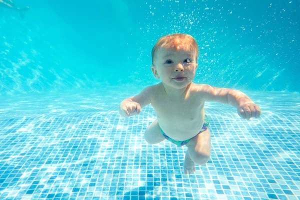 Niño Con Familia Vacaciones Verano Nadando Bajo Agua Piscina — Foto de Stock
