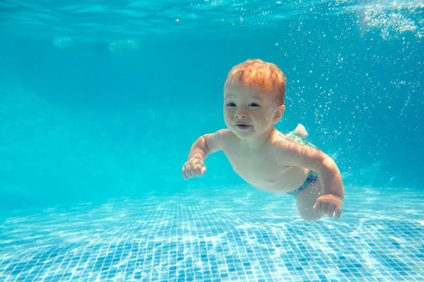 Мальчик Семьёй Летних Каникулах Плавает Водой Бассейне — стоковое фото