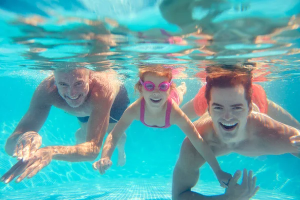 Porträt Einer Mehrgenerationenfamilie Sommerurlaub Schwimmen Unter Wasser Pool — Stockfoto