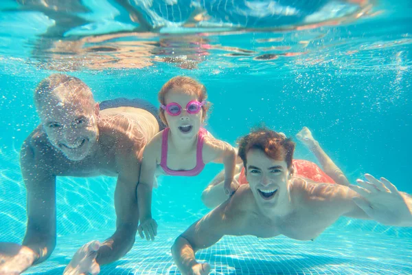 Többgenerációs Család Portréja Nyári Vakáción Úszás Víz Alatt Medencében — Stock Fotó
