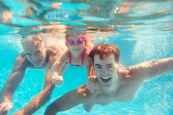Porträtt Flera Generationer Familj Sommaren Semester Simning Vattnet Poolen — Stockfoto