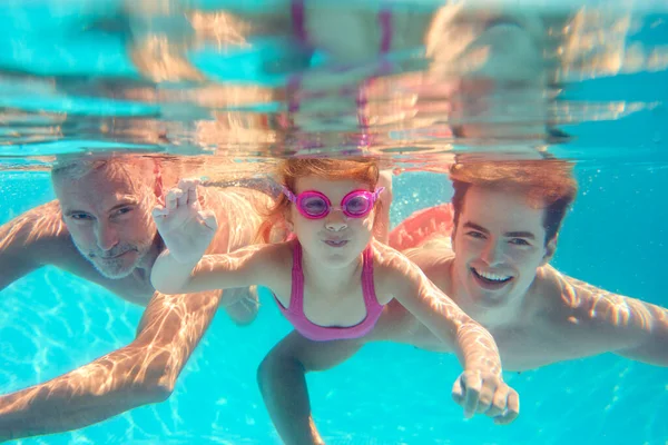 Portret Van Multi Generation Familie Zomer Vakantie Zwemmen Onderwater Zwembad — Stockfoto