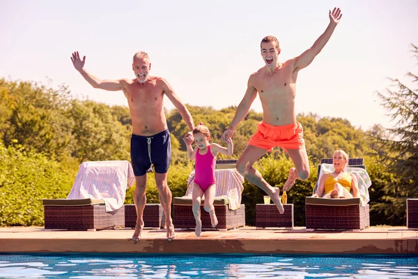 Família Multi Geração Férias Verão Que Saltam Piscina — Fotografia de Stock