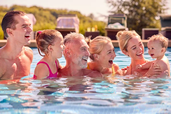 Usmívající Multi Generace Rodina Dítětem Chlapec Letní Dovolenou Relaxační Bazénu — Stock fotografie