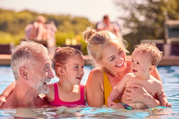 Nonni Divertono Con Nipoti Vacanza Estiva Famiglia Piscina — Foto Stock