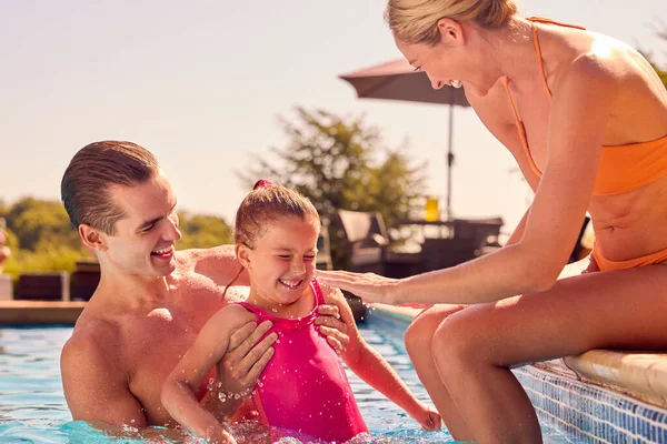 Χαμογελώντας Οικογένεια Στις Καλοκαιρινές Διακοπές Παίζοντας Στην Πισίνα — Φωτογραφία Αρχείου