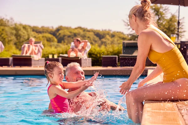Abuelos Enseñando Nieta Nadar Vacaciones Verano Familia Piscina —  Fotos de Stock