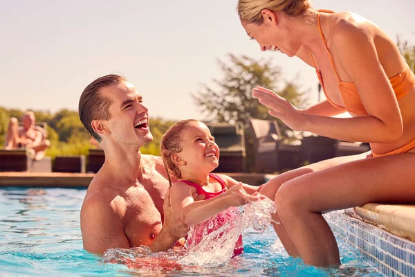 Χαμογελώντας Οικογένεια Στις Καλοκαιρινές Διακοπές Παίζοντας Στην Πισίνα — Φωτογραφία Αρχείου