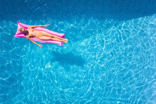 Накладний Дрон Постріл Жінки Літній Відпустці Плаваючи Надувному Ліжку Басейні — стокове фото