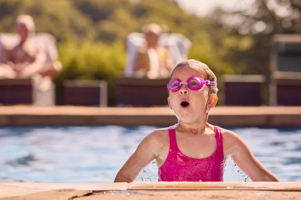 Gözlüklü Genç Kız Yüzme Havuzunun Kenarında Yaz Tatilinin Tadını Çıkarıyor — Stok fotoğraf