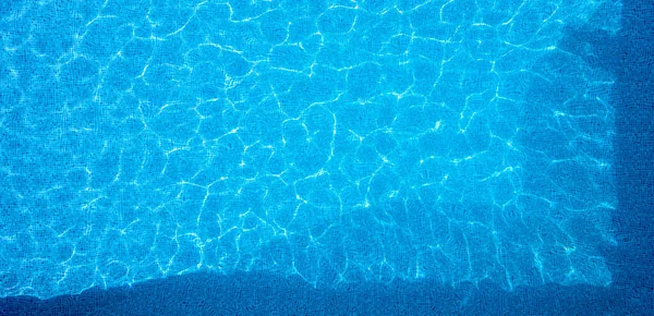 水泳プールでの澄んだ青い水のオーバーヘッドドローンショット — ストック写真