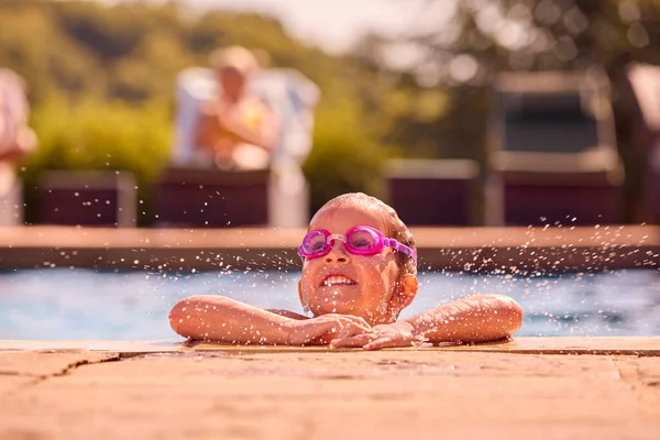 穿着护目镜的小女孩在游泳池边享受暑假 — 图库照片