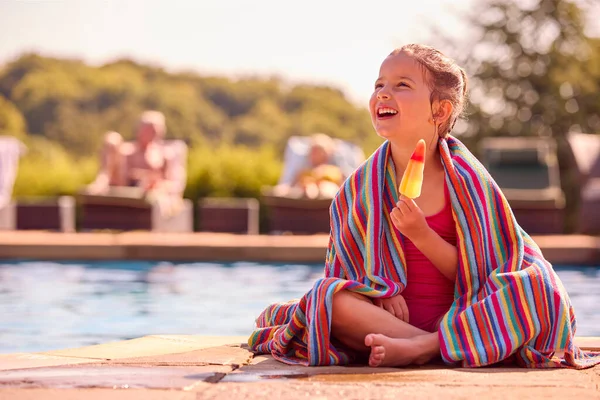Familie Sommerurlaub Mit Handtuch Gehülltem Mädchen Das Eiscreme Pool Isst — Stockfoto