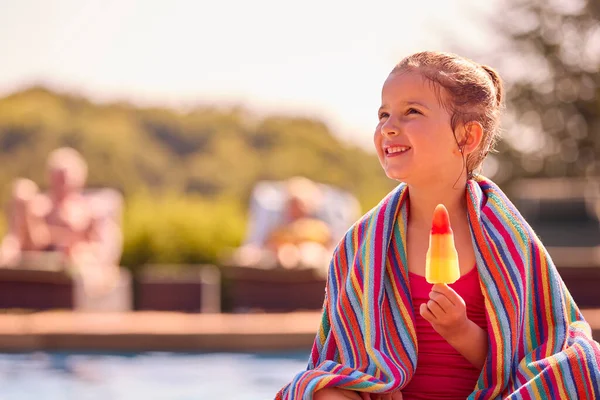 Familie Sommerurlaub Mit Handtuch Gehülltem Mädchen Das Eiscreme Pool Isst — Stockfoto