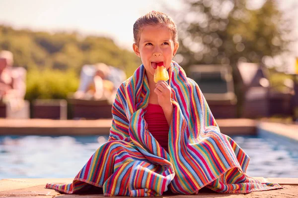Yaz Tatili Nde Havluya Sarılmış Havlu Yiyen Kız Yüzme Havuzu — Stok fotoğraf