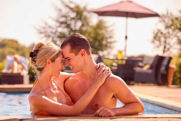 Milující Pár Letní Dovolená Relaxace Bazéně — Stock fotografie