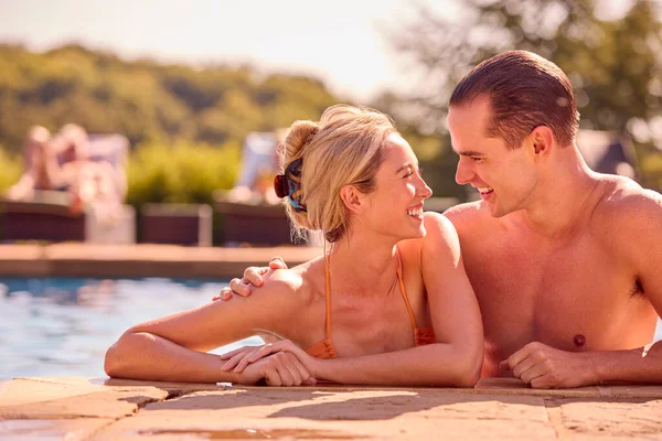 Yaz Tatili Nde Yüzme Havuzunda Rahatlayan Sevgili Çift — Stok fotoğraf