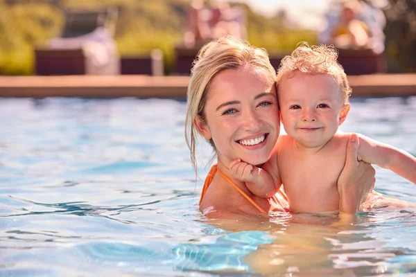Mutter Mit Baby Sommerurlaub Beim Spielen Schwimmbad — Stockfoto