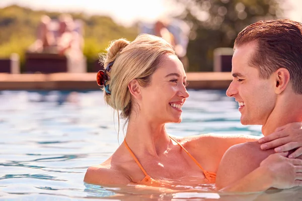 Milující Pár Letní Dovolená Relaxace Bazéně — Stock fotografie