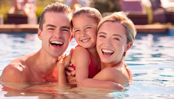 水泳プールでリラックスした夏休みの笑顔の家族の肖像 — ストック写真