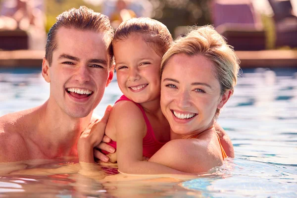 微笑的家庭 在游泳池放暑假中的形象 — 图库照片