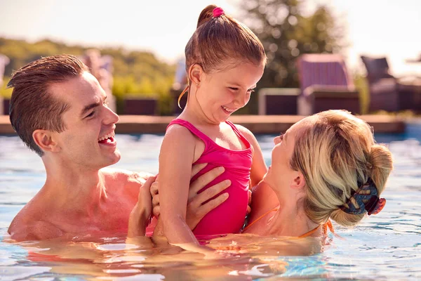 Χαμογελώντας Οικογένεια Στις Καλοκαιρινές Διακοπές Χαλαρώνοντας Στην Πισίνα — Φωτογραφία Αρχείου